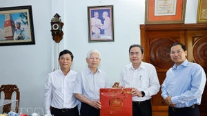 Le président de l’Assemblée nationale, Tran Thanh Man rend visite à l’ancien président Nguyen Minh Triet. Photo: VNA