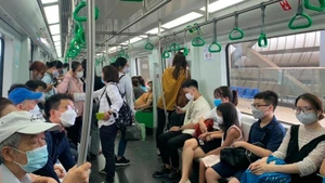 Des passagers empruntent la ligne de métro léger Cat Linh – Ha Dong à Hanoï. Photo : VNA.