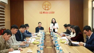 Lors de la séance de travail entre la délégation du Service de la propagande et de la mobilisation de masse du Comité du Parti de la ville de Hanoï et des responsables de la commune de Minh Chau. Photo : hanoimoi.vn