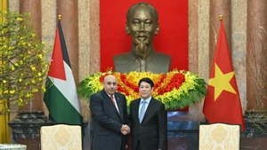 Le président Luong Cuong(à droite) et le président de la Chambre des représentants de Jordanie, Mazen Turki El Qadi. Photo : NDEL.