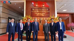 Le secrétaire général Tô Lâm aux côtés de responsables de la Voix du Vietnam. Photo : VOV.