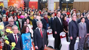 La cérémonie de lever du drapeau. Photo : VNA.