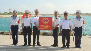 Le commandant de l'île de Song Tu Tay reçoit les urnes du groupe de travail. Photo : NDEL.