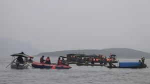 Les secouristes ont retrouvé les six victimes portées disparues suite au naufrage du bateau. Photo : VNA