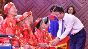L’un des principaux points novateurs de la Résolution du XIVᵉ Congrès du Parti communiste du Vietnam réside dans la vision stratégique à l’égard des personnes âgées. Photo : VOV.