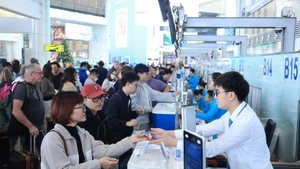 En ces journées de grands départs, l'affluence règne dans l’aéroport international de Nôi Bài, à Hanoi. Photo : VNA