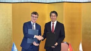 Le représentant en chef de l’UNESCO au Vietnam, Jonathan Wallace Baker (à gauche), et l'ambassadeur du Japon au Vietnam, Ito Naoki, lors de la cérémonie de signature. Photo : VNA.