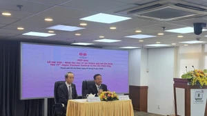 Pham Dut Diem (à droite), directeur du Département des affaires étrangères de Ho Chi Minh-Ville, et Ono Masuo, consul général du Japon à Ho Chi Minh-Ville, lors d'une conférence de presse. Photo : https://tcdulichtphcm.vn/