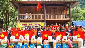 Des habitants du village de Doc May, commune de Truong Son, reçoivent des cadeaux lors du récent Nouvel An lunaire 2026. Photo : NDEL.