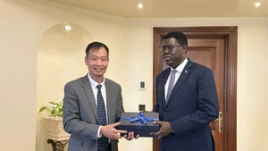 L’ambassadeur du Vietnam en Égypte, également accrédité au Soudan du Sud, Nguyen Nam Duong (gauche), et le ministre sud-soudanais des Affaires étrangères et de la Coopération internationale, Monday Semaya Kumba. Photo : VNA.