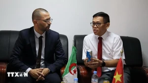 L’ambassadeur du Vietnam en Algérie, Trân Quôc Khanh (droite), et Abdelkader Toumi, président de la Chambre de commerce et d'industrie de la province de Batna. Photo : VNA.
