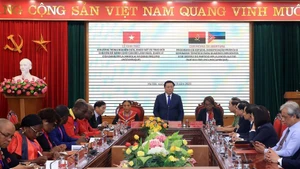 Nguyên Xuân Thang, membre du Politburo et président de la HCMA, s’exprime en ouverture du programme de recherche, d’enquête et d’échange thématique destiné aux dirigeants du MPLA et du FRELIMO, à Hanoi, le 5 septembre. Photo : VNA