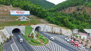 Un projet de tunnel est en cours de construction sur le réseau routier national dans le centre du Vietnam. Le groupe Deo Ca a proposé un plan de développement du réseau ferroviaire urbain Da Nang-Hoi An. (Photo : avec l’aimable autorisation du groupe Deo Ca)