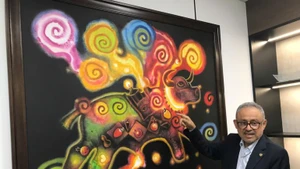 L'ambassadeur Ruben Omar Orozco Burgos présente le tableau aux délégués. Photo : NDEL.