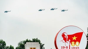 Formation d'hélicoptères survolant la place Ba Dinh. Photo : VNA.