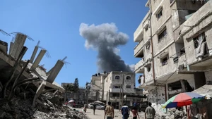 Colonne de fumée s’élevant après une frappe aérienne israélienne sur la ville de Gaza, le 10 septembre 2025. Photo Xinhua / VNA