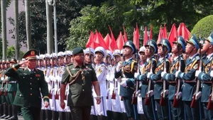 Nguyen Tan Cuong, chef d’état-major général de l’Armée populaire du Vietnam et vice-ministre de la Défense (à gauche), et le général Dato Paduka Seri Haji Muhammad Haszaimi Bin Bol Hassan, commandant des Forces armées royales du Brunei, passent en revue de la garde d'honneur de l'Armée populaire du Vietnam. Photo : VNA.
