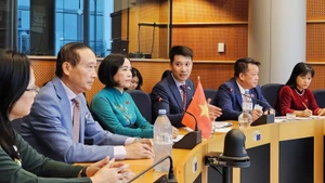 La vice-présidente de l'Assemblée nationale, Nguyen Thi Thanh (3e à partir de la gauche), lors de sa rencontre avec le vice-président du Parlement européen, Younous Omarjee. Photo : daibieunhandan.vn