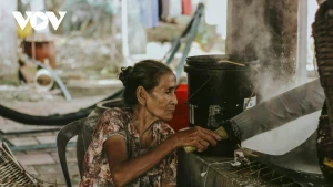 Les artisans de Thuan Hung préservent le secret de fabrication de trois types de galettes de riz traditionnelles. Photo : VOV.