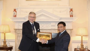 Le ministre vietnamien des Finances, Nguyen Van Thang (à droite) et Alastair King, maire de la City de Londres. Photo : baodautu.vn