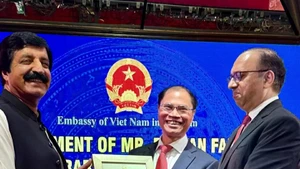 L'ambassadeur Pham Anh Tuan félicite Fareed, un homme d'affaires profondément attaché au Vietnam, pour sa nomination au poste de consul honoraire. Photo : baoquocte.vn