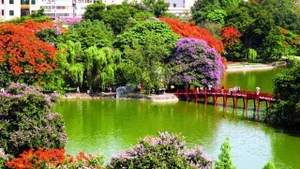 Corbeille de fleurs au coeur de la ville, le lac de l'Épée restituée est un emblème de la ville millénaire. Source: Internet