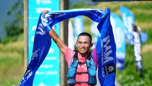 Le coureur vietnamien Ngô Van Chinh a terminé premier avec un temps impressionnant de 13:00:10, établissant un nouveau record du parcours. Photo : VNA