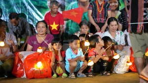 La Fête de la Mi-Automne inoubliable pour les enfants du village d’Aur. Photo : NDEL
