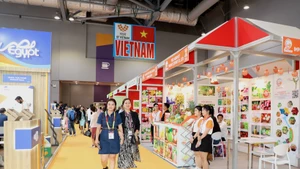 Espace d'exposition des entreprises vietnamiennes présentes au salon. Photo : VNA.