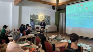 Le Professeur agrégé et docteur Tran Van Thanh, directeur de l'Hôpital national d'acupuncture et vice-président de la Fédération mondiale des sociétés d'acupuncture (WFAS) prend la parole à l'événement. Photo : VNA.
