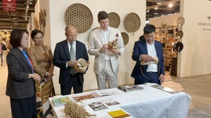 Dans le Pavillon Vietnam au Salon international Maison&Objet en France. Photo : VNA