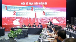 Lors de la tables rondes ministérielles autour du thème : « Libérer le potentiel - Construire l’avenir du Vietnam ». Photo : NDEL
