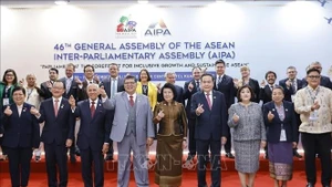 Le président de l’Assemblée nationale du Vietnam, Trân Thanh Mân et les chefs des délégations des parlements membres posent avec le président de la Chambre des représentants, Tan Sri Dato’ Johari bin Abdul. Photo : VNA