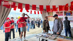 La Fête de l’Humanité a attiré l’attention de nombreux amis internationaux, de militants et de jeunes communistes venus de divers pays. Photo : NDEL