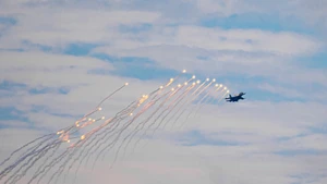 Un SU-30MK2 largue ses leurres thermiques dans le ciel de la capitale. Photo : NDEL.