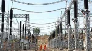Des ouvriers en service au poste de transformation 500 kV de Pleiku2, dans la province de Gia Lai (Hauts Plateaux du Centre). Photo : VNA.