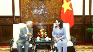 La vice-présidente de la République, Vo Thi Anh Xuan, et le professeur Tran Thanh Van. Photo: VNA