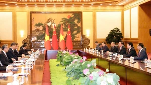 Lors des entretiens entre le président de l'État, Luong Cuong, et le secrétaire général du Parti communiste chinois et président de la République populaire de Chine, Xi Jinping. Photo : VNA.