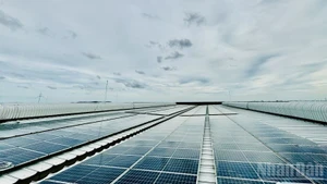 L'énergie solaire sur les toits du parc industriel DEEP C, Hai Phong, au Nord-Est du Vietnam. Photo : HNV.