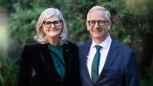 La Gouverneure générale d’Australie, Sam Mostyn, et son époux. Photo : VNA.