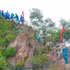 Des milliers de personnes participent à la restauration de l’inscription « Bác Hồ sống mãi » (Le Président Hô Chi Minh vit à jamais) sur le mont Nhon. (Photo : H.H)