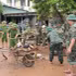 Des équipes d’intervention nettoient les zones sinistrées après la décrue à Quang Tri.