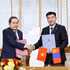 Le président de l’Assemblée nationale (AN) du Vietnam, Tran Thanh Man (à gauche), et le président du Parlement de Mongolie, Sandag Byambatsogt, ont signé, le 10 septembre au matin (heure locale), à Oulan-Bator, un protocole d’accord sur la coopération entre les deux organes législatifs. Photo : VNA. 
