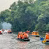 Les délégués internationaux découvrent le site écotouristique de Trang An. Photo : Yen Trinh.