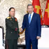 Le secrétaire général du Parti communiste du Vietnam et président de la République To Lam (à droite) reçoit le général Khamliang Outhakaysone, membre du Bureau politique, vice-Premier ministre et ministre de la Défense du Laos. (Photo : DANG KHOA)