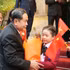 Le président de l’Assemblée nationale du Vietnam, Tran Thanh Man, avec des enfants et la communauté des Vietnamiens en Chine, à Pékin, le 11 octobre. Photo : NDEL 