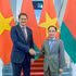 Le ministre vietnamien des Affaires étrangères, Le Hoai Trung, membre du Bureau politique, accueille son homologue biélorusse Maxim Ryzhenkov, le 28 octobre au matin. Photo : Quang Hoa.