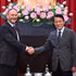 Le général Luong Tam Quang, ministre de la Sécurité publique (à droite) reçoit Andrew Cope, directeur général chargé des ventes pour la région Asie-Pacifique du groupe Nokia. Photo : congan.ninhbinh.gov.vn