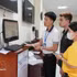 Un agent du Centre de services administratifs publics du quartier de Vinh Yen guide un citoyen dans les démarches d’enregistrement de mariage sur le portail national de services publics en ligne. Photo : VNA 