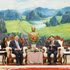 Le secrétaire général du PPRL et président lao Thongloun Sisoulith (à droite) reçoit le vice-Premier ministre vietnamien Pham Gia Tuc. Photo : VNA. 